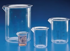 VASO FORMA BAJA CON PICO 600ML TPX